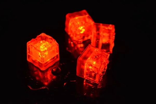 原始明亮的红色发光塑料立方体在完全黑暗 真棒背景 地狱般和令人毛骨悚然的红色 混合发光的冰块 — 图库照片