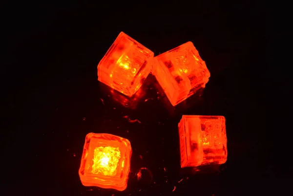 Оригинальные Ярко Красные Светящиеся Пластиковые Кубики Полной Темноте Аномальный Фон — стоковое фото