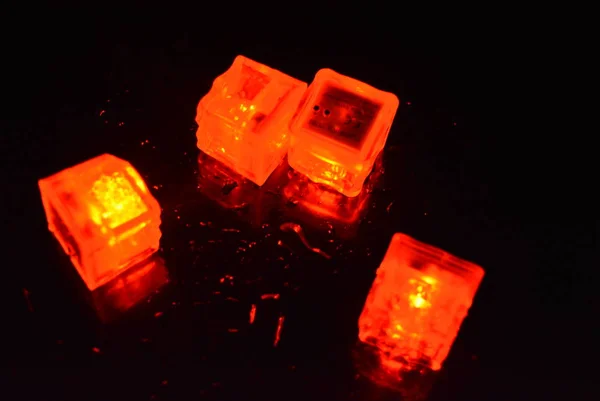 Cubes Originaux Plastique Brillant Rouge Vif Dans Obscurité Totale Fond — Photo