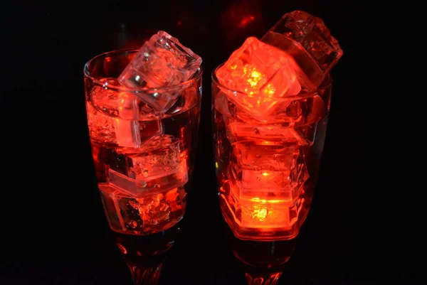 Çkili Iki Sıradışı Şampanya Parlak Kırmızı Buz Parçaları Siyah Bir — Stok fotoğraf