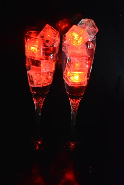 Δύο Ασυνήθιστα Ποτήρια Σαμπάνιας Ένα Ποτό Και Φωτεινά Κόκκινα Παγάκια — Φωτογραφία Αρχείου