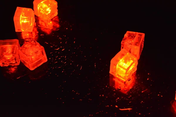 Cubes Originaux Plastique Brillant Rouge Vif Dans Obscurité Totale Fond — Photo