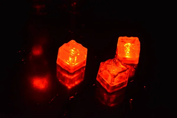 Cubes Originaux Plastique Brillant Rouge Vif Dans Obscurité Totale Fond — Photo