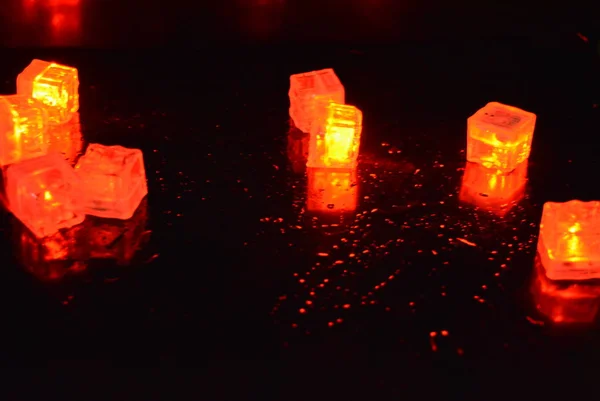 Cubes Originaux Plastique Brillant Rouge Vif Dans Obscurité Totale Fond — Photo