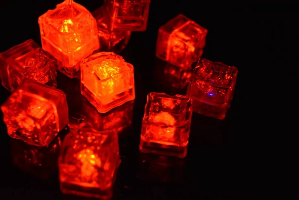 Cubes Originaux Plastique Brillant Rouge Vif Dans Obscurité Totale Fond — Photo