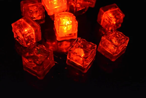 Cubes Originaux Plastique Brillant Rouge Vif Dans Obscurité Totale Fond — Photo