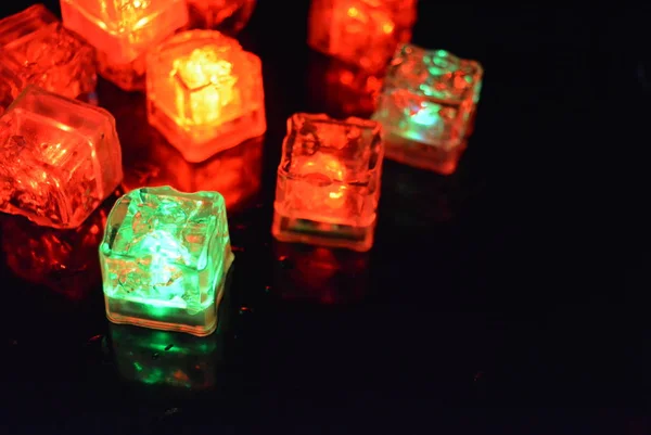Cubes Originaux Plastique Brillant Rouge Vif Dans Obscurité Totale Fond — Photo