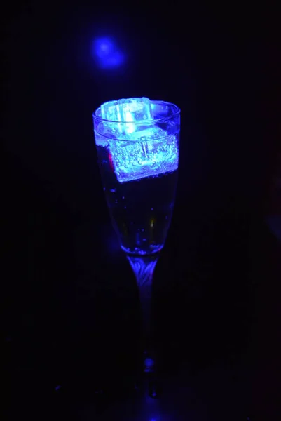 輝く氷のキューブと飲み物の非常に美しく 見事な画像 シャンパンのグラスに泡と明るい色 リラックスした 親愛なる生活とおいしい輝く飲み物のプロモーション画像 — ストック写真