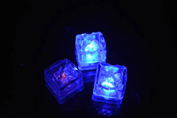 Beaux Cubes Glace Brillants Plastique Sur Fond Noir Brillant Eclairage — Photo