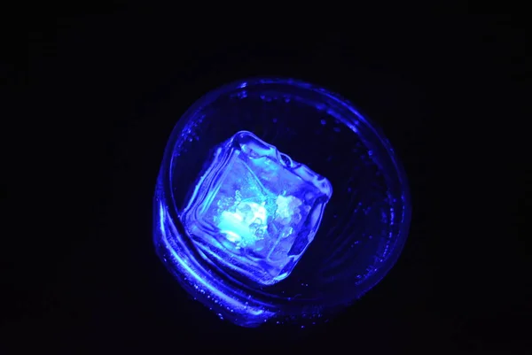 Красивые Потрясающие Образы Напитков Кубиками Льда Яркие Цвета Пузырьками Бокале — стоковое фото