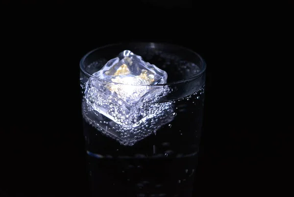 Imagens Muito Bonitas Impressionantes Bebidas Com Cubos Gelo Brilhantes Cores — Fotografia de Stock