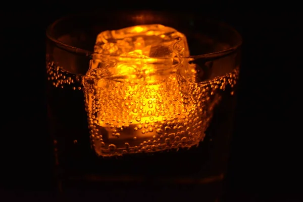Sehr Schöne Und Atemberaubende Bilder Von Getränken Mit Glühenden Eiswürfeln — Stockfoto