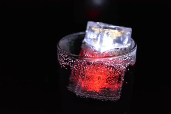 Красивые Потрясающие Образы Напитков Кубиками Льда Яркие Цвета Пузырьками Бокале — стоковое фото
