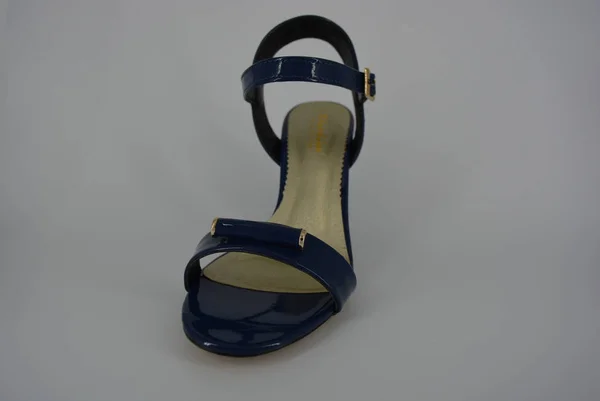 Doğal Patent Deri Zotoli Tabanlık Zarif Kadın Sandalet Bir Süpürge — Stok fotoğraf