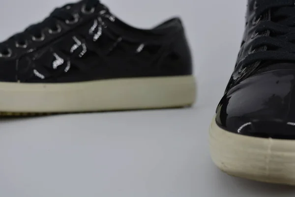 Молодіжне Чорне Патентне Шкіряне Взуття Кросівки Товстою Білою Підошвою Чорними — стокове фото