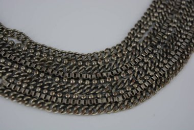 Muhteşem gri kadın takı, metal zincirleri ve boncuk bir kolye.