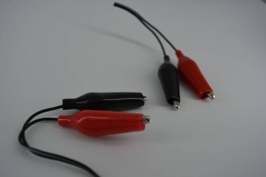 Bir güç kaynağına bağlanmak için kırmızı ve siyah konektörlü elektrik teli, artı ve eksi şebekeden, pil. Güvenli ve rahat bir elektrik bağlantısı için sıkı bir kauçuk kabuk metal timsahlar.