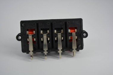 Elektrik dağıtımı için kara kutu kırmızı - artı, siyah - eksi.