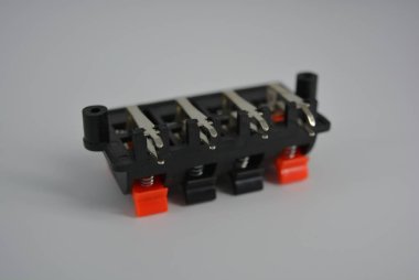 Elektrik dağıtımı için kara kutu kırmızı - artı, siyah - eksi.