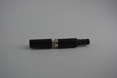  Elektrik ve elektrik için metal uçlu siyah fişler.