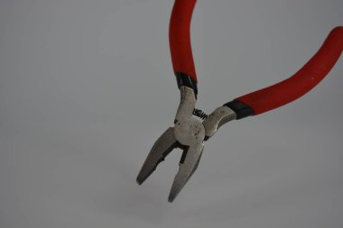 Beyaz arka plan üzerinde kırmızı kulplarla çalışmak için çelik metal çerçeveler.
