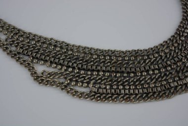 Muhteşem gri kadın takı, metal zincirleri ve boncuk bir kolye.