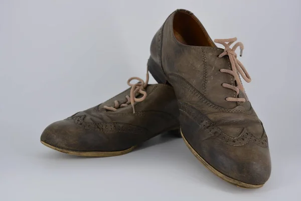 女士不寻常的灰色棕色鞋子 鞋从真皮的英式风格 亚里士多德和古董鞋与磨损的皮革和特殊的颜色位于白色背景 — 图库照片