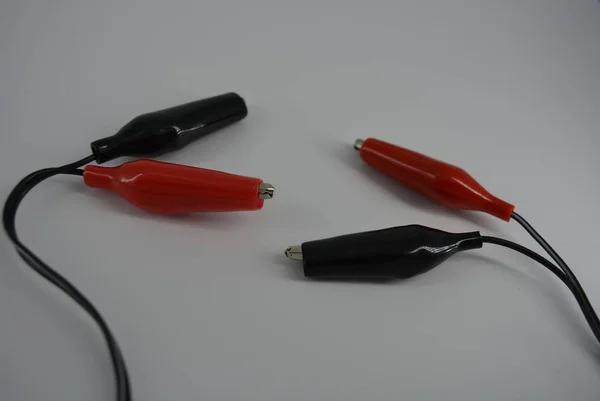 带红色和黑色连接器的电线 用于连接到电源 以及电源的电池 金属鳄鱼在一个紧密的橡胶外壳 一个安全舒适的电气连接 — 图库照片