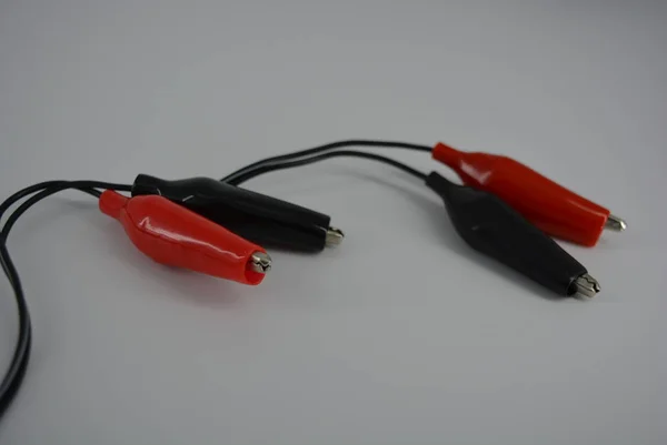 带红色和黑色连接器的电线 用于连接到电源 以及电源的电池 金属鳄鱼在一个紧密的橡胶外壳 一个安全舒适的电气连接 — 图库照片