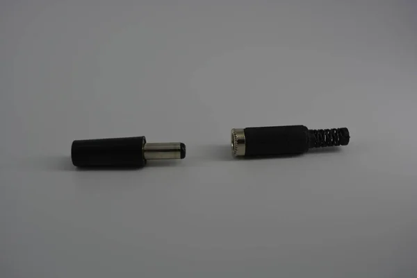 带金属尖端的黑色插头 用于电力和电气 — 图库照片