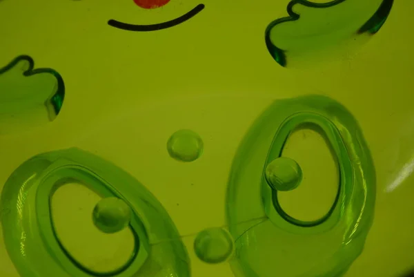 Prato Sabão Plástico Transparente Verde Brilhante Com Sorriso Fundo Branco — Fotografia de Stock