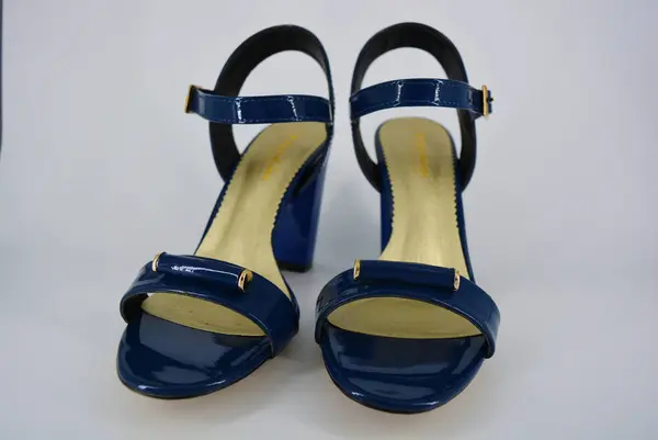 彩色优雅的女式凉鞋 由天然专利皮革和佐托利鞋垫 时尚的深蓝色凉鞋 高跟鞋 宽高跟鞋 带扫把和金色扣子 — 图库照片