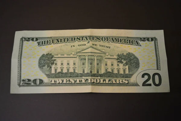 纸条在20美元的金额 20美元躺在一个哑光棕色背景 美利坚合众国货币 现金和资金流动 货币化 银行流程和汇款 — 图库照片
