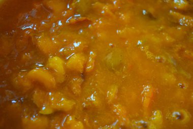 Ev yapımı haşlanmış reçel, doğal kayısı ve şeker reçeli, sarı sıradışı lezzetli arka plan.