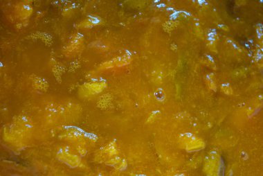 Ev yapımı haşlanmış reçel, doğal kayısı ve şeker reçeli, sarı sıradışı lezzetli arka plan.