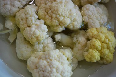 Suda taze beyaz karnabahar, sağlıklı sağlıklı gıda ve sebze.