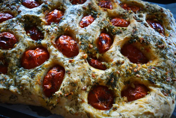 Lezzetli sıcak ciabatta, domates dilimleri, otlar ve sarımsak ile tortilla. Sebze ve otlar ile taze lezzetli ev yapımı hamur işleri.