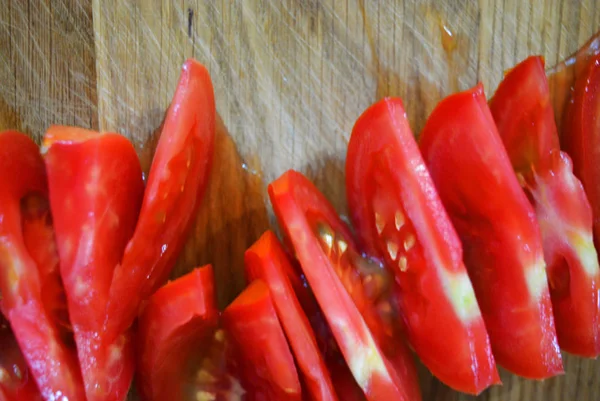 Tomates Rouges Fraîches Tranchées Lumineuses Sur Une Planche Cuisson Brune — Photo