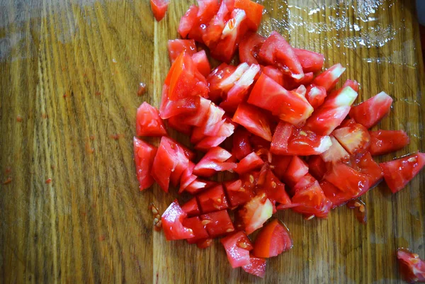 Świeże Czerwone Pomidory Posiekane Małe Kawałki Drewnianym Brązowym Desek — Zdjęcie stockowe
