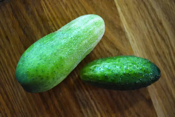 Beaucoup Concombres Verts Frais Tryed Pour Salade Reposaient Sur Une — Photo