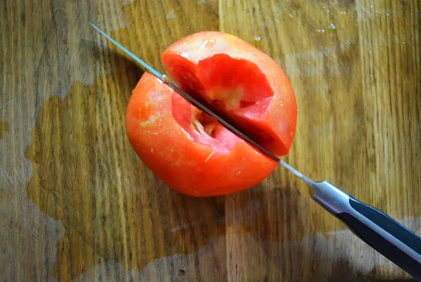 Moitiés Mûres Juteuses Tomates Rouge Vif Coupées Avec Couteau Deux — Photo