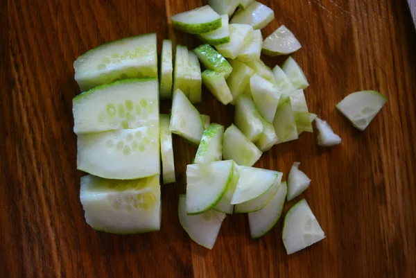 Pepinos Frescos Verdes Fatiados Para Salada Verão Uma Placa Cozinha — Fotografia de Stock