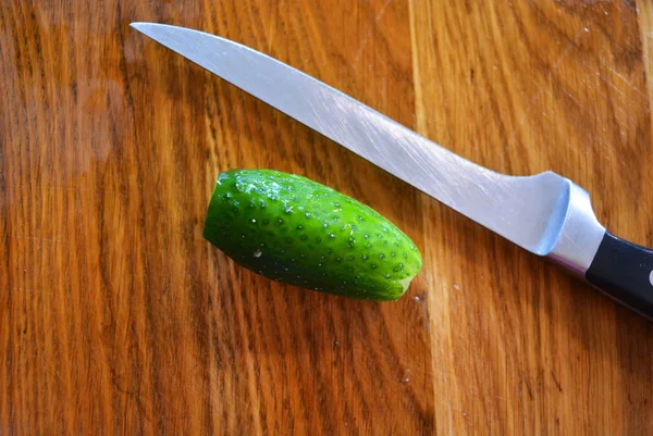 Gran Pepino Verde Fresco Para Ensalada Conservación Con Cuchillo Metal — Foto de Stock