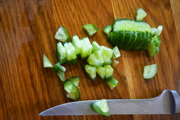 Concombres Frais Tranchés Verts Pour Une Salade Été Avec Couteau — Photo