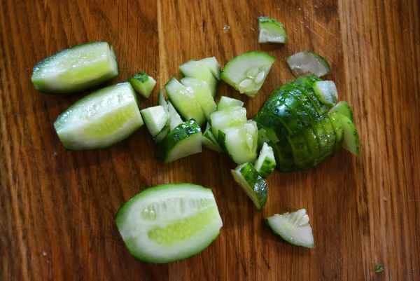 Concombres Frais Tranchés Verts Pour Salade Été Sur Une Planche — Photo
