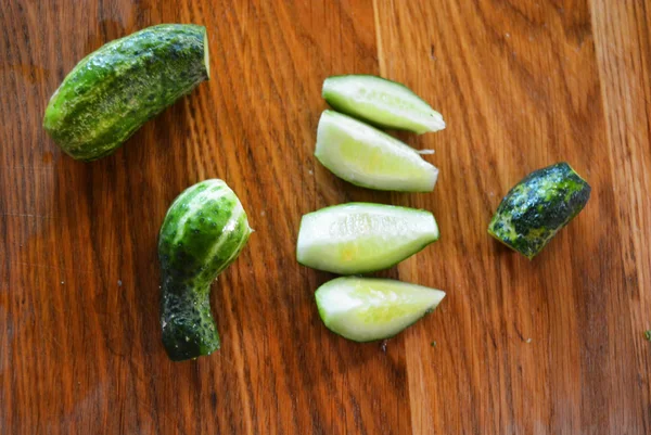 Pepinos Frescos Verdes Fatiados Para Salada Verão Uma Placa Cozinha — Fotografia de Stock