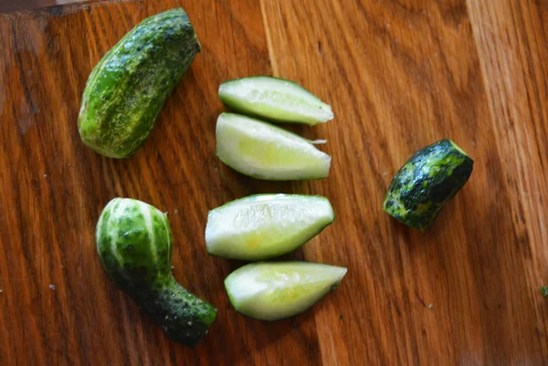 Cetrioli Freschi Verdi Affettati Insalata Estiva Bordo Legno Marrone Della — Foto Stock