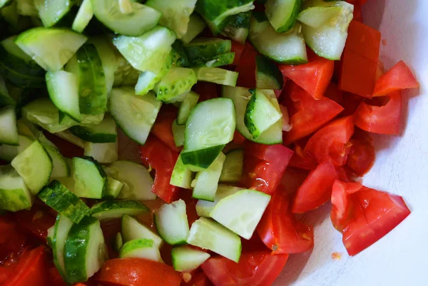 Frisches Gesundes Gemüse Kleine Scheiben Grüne Gurken Und Rote Tomaten — Stockfoto