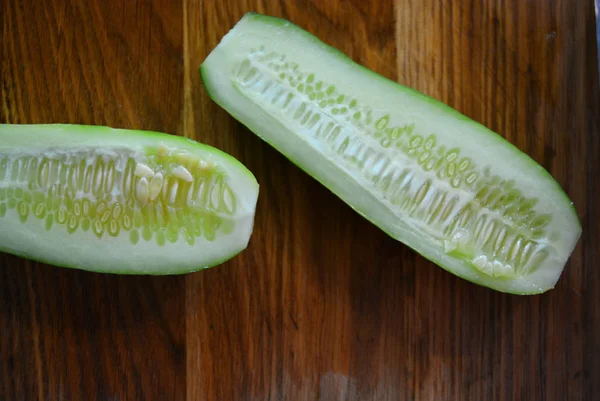 Concombres Frais Tranchés Verts Pour Salade Été Sur Une Planche — Photo