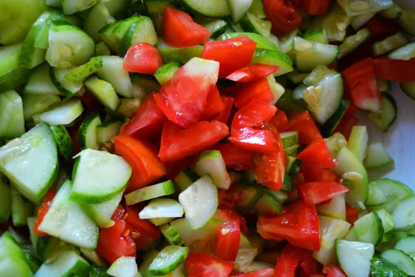 Frisches Gesundes Gemüse Kleine Scheiben Grüne Gurken Und Rote Tomaten — Stockfoto